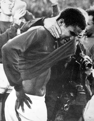 1966 World Cup England v Portugal Portugal s Eusebio weeps as he walks off the pitch after England beat Portugal 2-1 in the World Cup semi-final match at Wembley. 26th July 1966  kbdig hoch UnitedArchives01029538