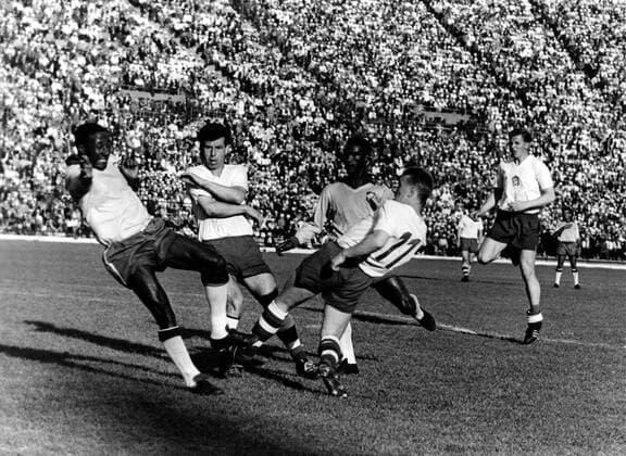Brazil s Djalma Santos (l) tries to block a shot from Czechoslovakia s Josef JELINEK (r) watched by teammate Didi (second r) and Czechoslovakia s Josef MASOPUST (second l) Brazil v Czechoslovakia World Cup Final 1962 in Chile  kbdig quer UnitedArchives01030404