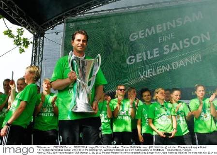 Trainer Ralf Kellermann (VfL Wolfsburg) mit dem Champions League Pokal - 1. Fußball Bundesliga Saison 2013-2014 Meisterfeier VfL Wolfsburg Damen auf dem Rathausplatz in Wolfsburg - Deutschland, Fußball, Mann,07.06.2014