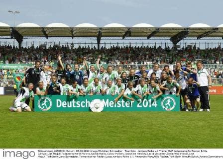 Teamfoto - hintere Reihe v.li Trainer Ralf Kellermann,Co-Trainer Britta Carlson,Lina Magull,Torhüterin Merle Frohms,Noelle Maritz,Conny Pohlers,Josephine Henning,Laura Vetterlein,Joelle Wedemeyer,Lina Magull,Torhüterin Jana Burmeister,Torwarttrainer Fabian Lucas,vordere Reihe v.li. Alexandra Popp,Nilla Fischer,Torhüterin Almuth Schult,Jovana Damnjanovic,Selina Wagner,Nadine Keßler,Lena Goeßling,Stephanie Bunte,Ivonne Hartmann,Anna Blässe,Luisa Wensing,Verena Faißt,Martina Müller (VfL Wolfsburg) - 1. Fußball Bundesliga Punktspiel Saison 2013-2014 VfL Wolfsburg vs. 1. FFC Frankfurt im Stadion am Elsterwg in Wolfsburg - Deutschland, Fußball, Frau,Frauen,07.06.2014