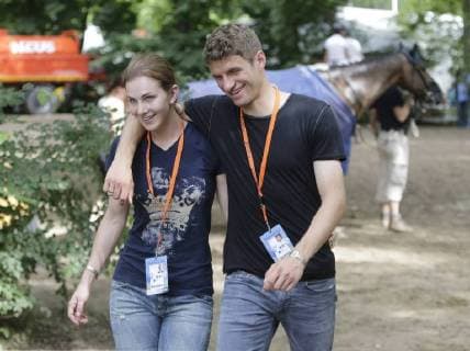 WM 2018 - DFB Nationalspieler in Zivil REITEN - WIESBADENER PFINGSTTURNIER - 07.06.2014, FUSSBALLNATIONALSPIELER THOMAS MÜLLER UND SEINE FRAU LISA, DIE AUF DEM TURNIER IN DER DRESSUR REITET