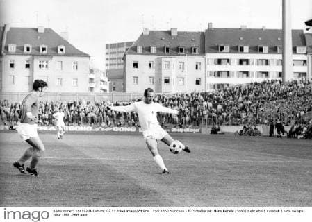 TSV 1860 München - FC Schalke 04: Hans Rebele (1860) zieht ab