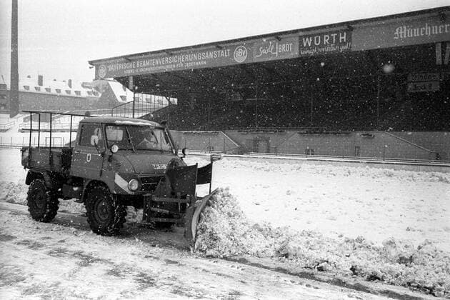 Im Stadion an der Grünwalder Straße in München wird der Schnee geräumt