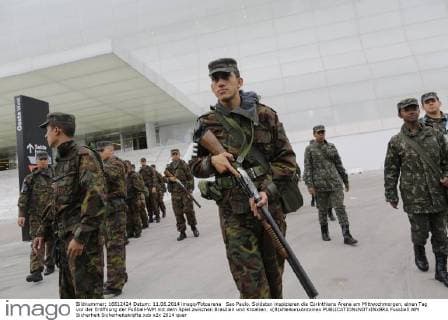 Sao Paulo. Soldaten inspizieren die Corinthians Arena am Mittwochmorgen, einen Tag vor der Eröffnung der Fußball-WM mit dem Spiel zwischen Brasilien und Kroatien. x(8)xNelsonxAntoinex 
