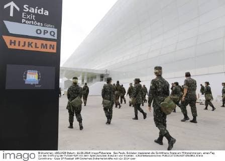 Sao Paulo. Soldaten inspizieren die Corinthians Arena am Mittwochmorgen, einen Tag vor der Eröffnung der Fußball-WM mit dem Spiel zwischen Brasilien und Kroatien. x(8)xNelsonxAntoinex  Arena Corinthians - Copa SP