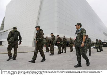 Sao Paulo. Soldaten inspizieren die Corinthians Arena am Mittwochmorgen, einen Tag vor der Eröffnung der Fußball-WM mit dem Spiel zwischen Brasilien und Kroatien. x(8)xNelsonxAntoinex 
