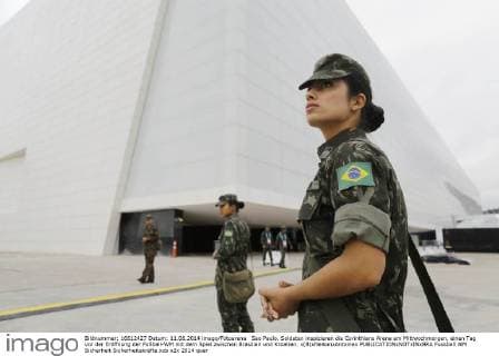 Sao Paulo. Soldaten inspizieren die Corinthians Arena am Mittwochmorgen, einen Tag vor der Eröffnung der Fußball-WM mit dem Spiel zwischen Brasilien und Kroatien. x(8)xNelsonxAntoinex 