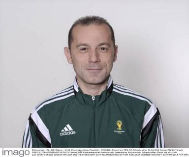 FUSSBALL Fototermin FIFA WM Schiedsrichter 09.04.2014 Cuneyt CAKIR (Türkei)