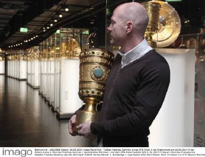 Fußball Matthias Sammer bringt DFB-Pokal in die Erlebniswelt am 26.05.2014 in der Allianz Arena in München Matthias Sammer ( Sportdirektor München ) mit dem DFB-Pokal