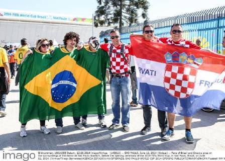 (140612) -- SAO PAULO, June 12, 2014 (Xinhua) -- Fans of Brasil and Croacia pose on the surroundings of the Arena de Sao Paulo Stadium, before the opening ceremony of the 2014 FIFA World Cup, in Sao Paulo, Brazil, on June 12, 2014. (Xinhua Thiago Bernardes AGENCIA ESTADO)(rh) (SP)BRAZIL-SAO PAULO-WORLD CUP 2014-OPENING 