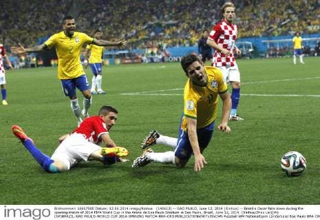 (140612) -- SAO PAULO, June 12, 2014 (Xinhua) -- Brazil s Oscar falls down during the opening match of 2014 FIFA World Cup in the Arena de Sao Paulo Stadium in Sao Paulo, Brazil, June 12, 2014. (Xinhua Zhou Lei)(rh) (SP)BRAZIL-SAO PAULO-WORLD CUP 2014-OPENING MATCH-BRA-CRO 