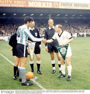 Antonio Rattin (Argentinien, li.) und Uwe Seeler (BR Deutschland) - shake hands, dahinter Schiedsrichter Konstantin Zecevic (Jugoslawien)