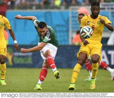 (140613) -- NATAL, June 13, 2014 (Xinhua) -- Mexico s Hector Herrera (C) passes the ball during a Group A match between Mexico and Cameroon of 2014 FIFA World Cup in the Estadio das Dunas Stadium in NATAL, Brazil, June 13, 2014. (Xinhua Guo Yong)(rh) (SP)BRAZIL-NATAL-WORLD CUP 2014-GROUP A-MEXICO VS CAMEROON 