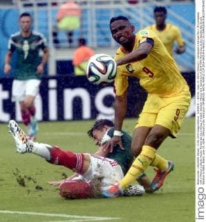 (140613) -- NATAL, June 13, 2014 (Xinhua) -- Cameroon s Samuel Eto o (R) competes with a Mexico s player Hector Moreno during a Group A match between Mexico and Cameroon of 2014 FIFA World Cup at the Estadio das Dunas Stadium in Natal, Brazil, June 13, 2014. (Xinhua Lui Siu Wai)(pcy) (SP)BRAZIL-NATAL-WORLD CUP 2014-GROUP A-MEXICO VS CAMEROON 
