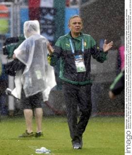 NATAL, June 13, 2014 (Xinhua) -- Cameroon s coach Volker Finke reacts as Colombian referee Wilmar Roldan calls a foul during a Group A match between Mexico and Cameroon of 2014 FIFA World Cup at the Estadio das Dunas Stadium in Natal, June 13, 2014. (Xinhua Lui Siu Wai)(pcy) (SP) 