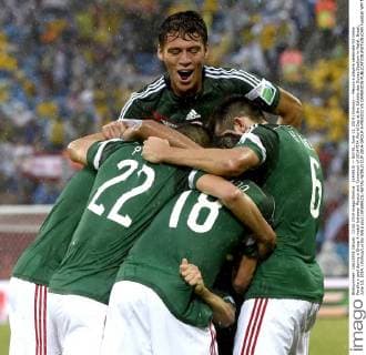 (140613) -- NATAL, June 13, 2014 (Xinhua) -- Mexico s players celebrate for Oribe Peralta s goal during a Group A match between Mexico and Cameroon of 2014 FIFA World Cup at the Estadio das Dunas Stadium in Natal, Brazil, June 13, 2014. (Xinhua Lui Siu Wai)(pcy) (SP)BRAZIL-NATAL-WORLD CUP 2014-GROUP A-MEXICO VS CAMEROON 