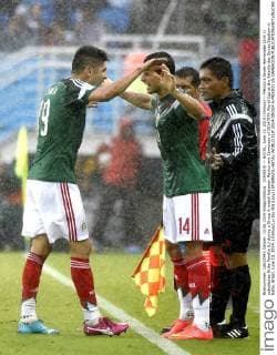 (140613) -- NATAL, June 13, 2014 (Xinhua) -- Mexico s Javier Hernandez (2nd L) substitutes Oribe Peralta (L) during a Group A match between Mexico and Cameroon of 2014 FIFA World Cup at the Estadio das Dunas Stadium in Natal, Brazil, June 13, 2014. (Xinhua Lui Siu Wai)(pcy) (SP)BRAZIL-NATAL-WORLD CUP 2014-GROUP A-MEXICO VS CAMEROON 