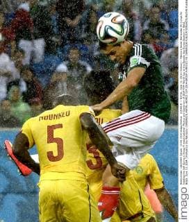 (140613) -- NATAL, June 13, 2014 (Xinhua) -- Mexico s Javier Hernandez (R) jumps for heading the ball during a Group A match between Mexico and Cameroon of 2014 FIFA World Cup at the Estadio das Dunas Stadium in Natal, Brazil, June 13, 2014. (Xinhua Lui Siu Wai)(pcy) (SP)BRAZIL-NATAL-WORLD CUP 2014-GROUP A-MEXICO VS CAMEROON 