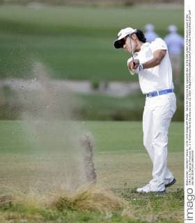 Kevin Na chips hits his approach shot to the 18th green in the second round of the 114th U.S. Open at Pinehurst No. 2 in Pinehurst North Carolina on June 13, 2014.  PIN20140613137