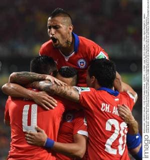 (140613) -- CUIABA, June 13, 2014 (Xinhua) -- Chile s Alexis Sanchez (C, below) celebrates with teammates during a Group B match between Chile and Australia of 2014 FIFA World Cup in the Arena Pantanal Stadium in Cuiaba, Brazil, June 13, 2014. (Xinhua Liu Dawei)(pcy) (SP)BRAZIL-CUIABA-WORLD CUP 2014-GROUP B-CHILE VS AUSTRALIA 