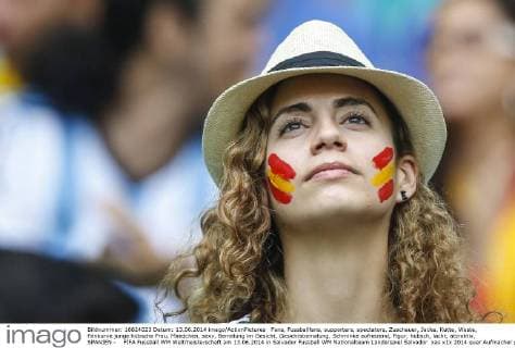 Fans, Fussballfans, supporters, spectators, Zuschauer, Jacke, Kutte, Weste, Fankurve junge hübsche Frau, Maedchen, sexy, Bemalung im Gesicht, Gesichtsbemalung, Schminke aufreizend, Figur, hübsch, lacht, attraktiv, SPANIEN - FIFA Fussball WM Weltmeisterschaft am 13.06.2014 in Salvador
