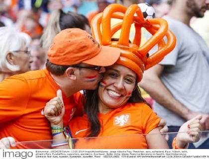 junge hübsche Frau, Maedchen, sexy, aufreizend, Figur, hübsch, lacht, attraktiv,Fans, Fussballfans, supporters, spectators, Zuschauer, Jacke, Kutte, Weste, Fankurve Bemalung im Gesicht, Gesichtsbemalung, Schminke Paar Kuss, kuessen, Kuesschen, zuwerfen, Mund - NIEDERLANDE FIFA Fussball WM Weltmeisterschaft am 13.06.2014 in Salvador