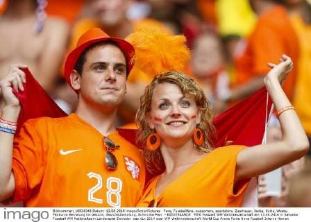Fans, Fussballfans, supporters, spectators, Zuschauer, Jacke, Kutte, Weste, Fankurve Bemalung im Gesicht, Gesichtsbemalung, Schminke Paar - NIEDERLANDE FIFA Fussball WM Weltmeisterschaft am 13.06.2014 in Salvador