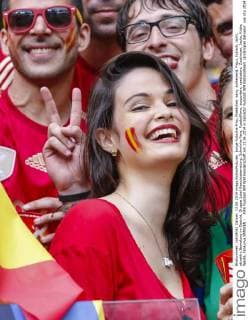 junge hübsche Frau, Maedchen, sexy, aufreizend, Figur, hübsch, lacht, attraktiv,Bemalung im Gesicht, Gruppe Jubel Gesichtsbemalung, Schminke Fans, Fussballfans, supporters, spectators, Zuschauer, Jacke, Kutte, Weste, Fankurve SPANIEN - FIFA Fussball WM Weltmeisterschaft am 13.06.2014 in Salvador