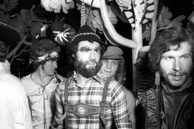 Sportlerball 1973, v.li.: Hans Georg -Katsche- Schwarzenbeck, Franz Beckenbauer, Uli Hoeneß und Paul Breitner (alle FC Bayern München) kostümiert