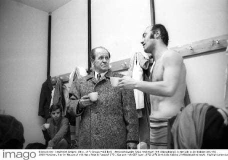 Altbundestrainer Sepp Herberger (BR Deutschland) zu Besuch in der Kabine des TSV 1860 München, hier im Gespräch mit Hans Rebele
