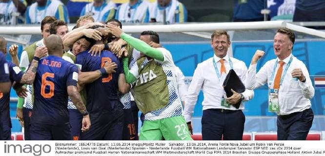 Salvador, 13.06.2014, Arena Fonte Nova Jubel um Robin van Persie (Niederlande), Louis van Gaal (Niederlande) Spanien - Niederlande