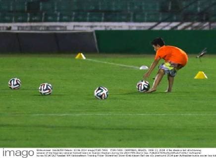 ITAR-TASS: CAMPINAS, BRAZIL. JUNE 13, 2014. A fan steals a ball at a training session of the Nigerian national football team at Guarani Stadium during the 2014 FIFA World Cup.  Aufmacher kurios RE1472A3