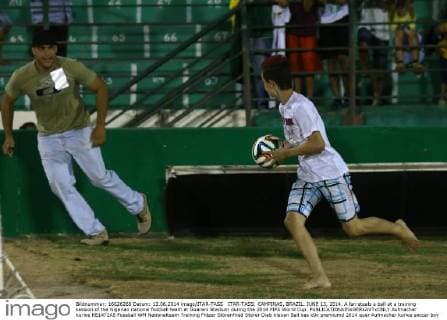 ITAR-TASS: CAMPINAS, BRAZIL. JUNE 13, 2014. A fan steals a ball at a training session of the Nigerian national football team at Guarani Stadium during the 2014 FIFA World Cup.  Aufmacher kurios RE1472A5
