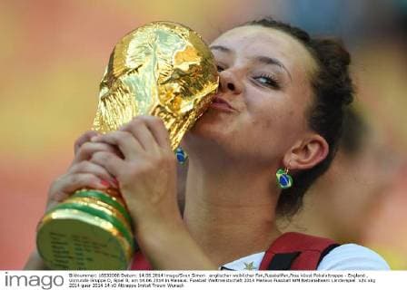 englischer weiblicher Fan,Fussballfan,Frau küsst Pokalattrappe - England , Vorrunde Gruppe D, Spiel 8, am 14.06.2014 in Manaus. Fussball Weltmeistschaft 2014