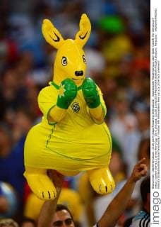 Australisches Plastik Känguru beim Spiel. COLOR, For the Group F match, number Game 11 of the World Cup 2014, pictured: COLOR 15 06 2014 MEXSPORT ADRIAN MACIAS Stadium: Maracana - xADRIANxMACIASx 