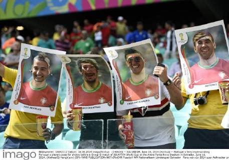 (140616) -- SALVADOR, June 16, 2014 (Xinhua) -- Portugal s fans impersonating Portugal s players pose for photos before a Group G match of 2014 FIFA World Cup at the Arena Fonte Nova Stadium in Salvador, June 16, 2014. (Xinhua Qi Heng)(pcy) (SP)-FANS 