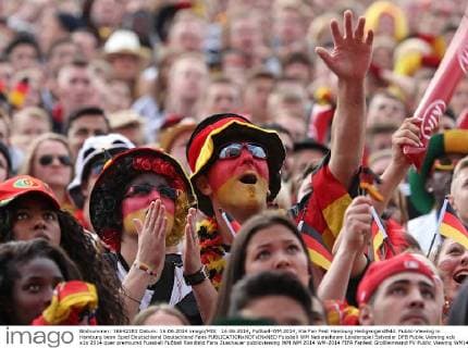 16.06.2014, Fußball-WM 2014, Kia Fan Fest Hamburg Heiligengeistfeld. Public-Viewing in Hamburg beim Spiel Deutschland Deutschland Fans 