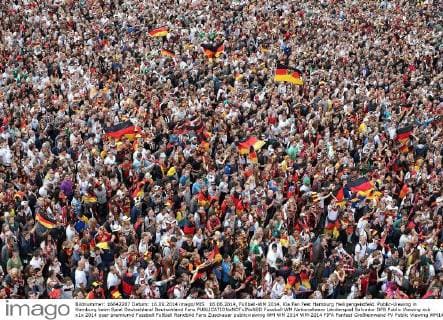 16.06.2014, Fußball-WM 2014, Kia Fan Fest Hamburg Heiligengeistfeld. Public-Viewing in Hamburg beim Spiel Deutschland Deutschland Fans 