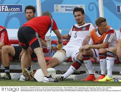 Mats HUMMELS, DFB 5 Verletzung, Verstauchung, Zerrung, Tape, Verband, Tapeverband, Wunde, Verletzung, Eis, Druckverband, Kompression, Kompressionsverband DEUTSCHLAND - PORTUGAL FIFA Fussball WM Weltmeisterschaft am 16.06.2014 in SALVADOR, BRASILIEN