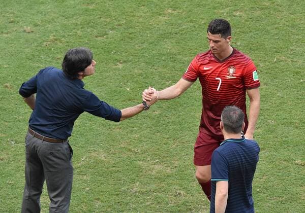 FUSSBALL WM 2014 VORRUNDE Gruppe G Deutschland - Portugal 16.06.2014 Cristiano Ronaldo (Mitte, Portugal) wird nach Abpfiff reichlich mit Trost durch Bundestrainer Joachim Löw (li, Deutschland)) und Trainer Paulo Bento (re, Portugal) versorgt