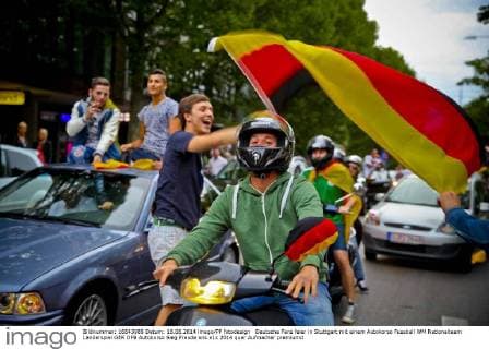 Deutsche Fans feier in Stuttgart mit einem Autokorso