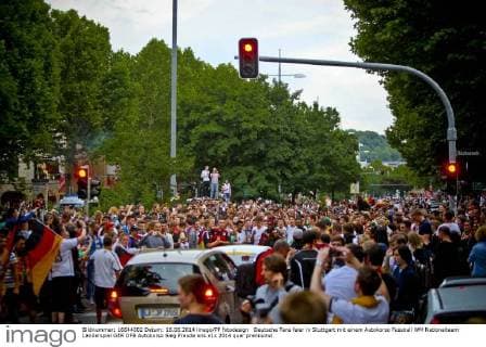 Deutsche Fans feier in Stuttgart mit einem Autokorso