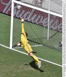 FUSSBALL WM 2014 VORRUNDE Gruppe G Deutschland - Portugal 16.06.2014 Torwart Manuel Neuer (Deutschland) kann retten