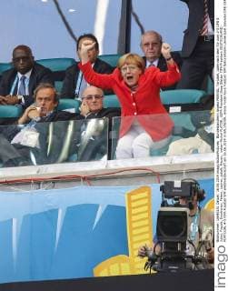 Bundeskanzlerin Angela MERKEL, Torjubel, Jubel nach dem Tor zum 2-0 DFB 5 Jubel, Freude, Emotionen, Feiern, Lachen, jubelt, freuen, neben Michel PLATINI, UEFA Präsident Sepp Blatter FIFA Präsident DEUTSCHLAND - PORTUGAL 4-0 FIFA Fussball WM Weltmeisterschaft am 16.06.2014 in SALVADOR, Arena Fonte Nova