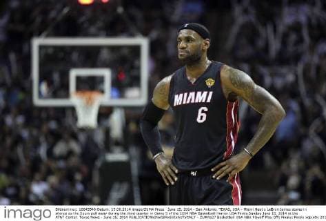 June 15, 2014 - San Antonio, TEXAS, USA - Miami Heat s LeBron James stares in silence as the Spurs pull away during the third quarter in Game 5 of the 2014 NBA Basketball Herren USA Finals Sunday June 15, 2014 at the AT&T Center. Texas News - June 15, 2014 - ZUMAa27