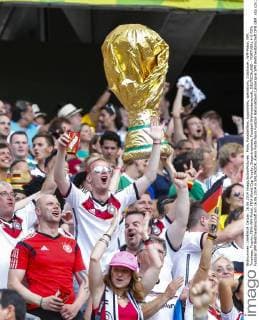 Fans, Fussballfans, supporters, spectators, Zuschauer, WM-Pokal, WM, Trophaee, Trophy, FIFA-WM-Pokal, FIFA World Cup Trophy, Siegertrophaee, Fussball-Weltmeisterschaft, DEUTSCHLAND - PORTUGAL 4-0 FIFA Fussball WM Weltmeisterschaft am 16.06.2014 in SALVADOR, Arena Fonte Nova