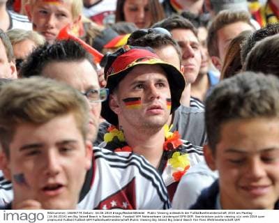 Public Viewing anlässlich der Fußballweltmeisterschaft 2014 am Montag (16.06.2014) am Big Island Beach in Saarbrücken.