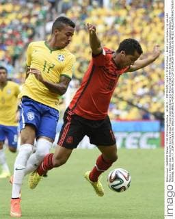(140617) -- FORTALEZA, June 17, 2014 (Xinhua) -- Brazil s Luiz Gustavo (L) vies with Mexico s Giovani dos Santos (R) during a Group A match between Brazil and Mexico of 2014 FIFA World Cup at the Estadio Castelao Stadium in Fortaleza, Brazil, June 17, 2014.(Xinhua Lui Siu Wai)(rh) (SP)BRAZIL-FORTALEZA-WORLD CUP 2014-GROUP A-BRAZIL VS MEXICO 