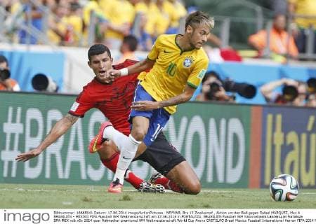 NEYMAR, Bra 10 Zweikampf , Aktion um den Ball gegen Maza, Mex 2 BRASILIEN - MEXIKO FIFA Fussball WM Weltmeisterschaft am 17.06.2014 in FORTALEZA, BRASILIEN