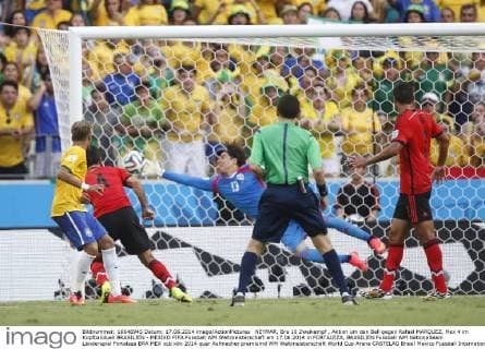 NEYMAR, Bra 10 Zweikampf , Aktion um den Ball gegen Rafael MARQUEZ, Mex 4 im Kopfballduell BRASILIEN - MEXIKO FIFA Fussball WM Weltmeisterschaft am 17.06.2014 in FORTALEZA, BRASILIEN
